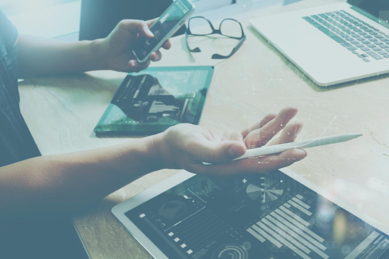 Participant travaillant sur un exercice d'optimisation de contenu